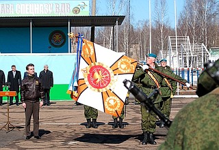 Visiting the Special Purpose Regiment of the Air Assault Forces’s base. President Medvedev decorated the unit’s St George banner with the Order of Kutuzov and a ribbon.