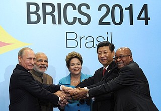 Участники саммита БРИКС: Владимир Путин, Премьер-министр Индии Нарендра Моди, Президент Бразилии Дилма Роуссефф, Председатель Китайской Народной Республики Си Цзиньпин и Президент ЮАР Джейкоб Зума.