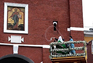 Церемония освящения надвратной иконы на Спасской башне Кремля.
