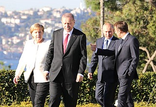 Перед началом встречи лидеров России, Турции, Германии и Франции. Слева направо: Федеральный канцлер Германии Ангела Меркель, Президент Турции Реджеп Тайип Эрдоган, Владимир Путин и Президент Франции Эммануэль Макрон.