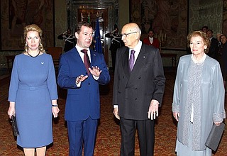 Совместное фотографирование. Дмитрий Медведев с супругой Светланой и Президент Италии Джорджо Наполитано с супругой Клио.