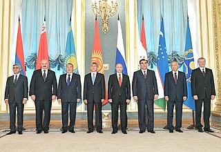Участники встречи глав государств – членов Организации Договора о коллективной безопасности.