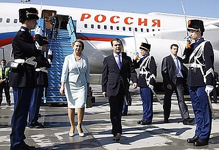 С супругой Светланой Медведевой в аэропорту Схипхол.