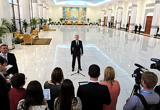 Перед вылетом из Ташкента Владимир Путин ответил на вопросы журналистов.