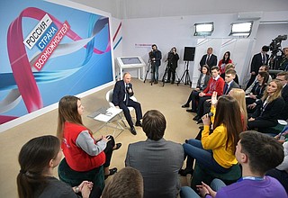 Во время беседы с победителями и финалистами проектов форума «Россия – страна возможностей».
