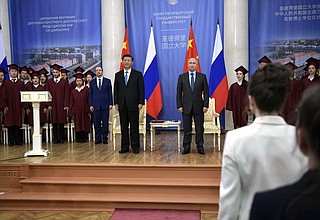 На церемонии вручения Председателю КНР Си Цзиньпину диплома почётного доктора Санкт-Петербургского государственного университета.