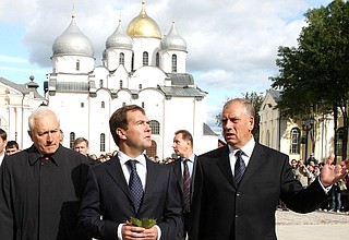 С губернатор Новгородской области Сергеем Митиным (справа) во время прогулки на территории Софийского собора.