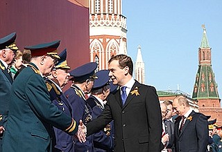 Перед началом военного парада в честь 64-й годовщины Победы в Великой Отечественной войне.