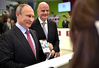 Во время посещения Центра выдачи паспорта болельщика чемпионата мира по футболу 2018 года. С президентом ФИФА Джанни Инфантино.