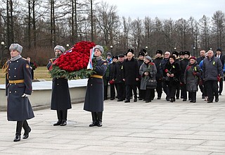 В 77-ю годовщину прорыва блокады Ленинграда Владимир Путин возложил венок к монументу «Мать-Родина» на Пискарёвском мемориальном кладбище.