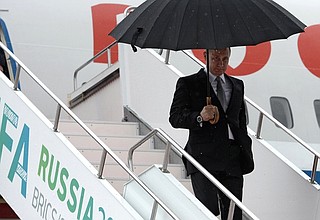 Владимир Путин прибыл в Уфу для участия в саммитах БРИКС и ШОС.