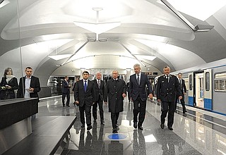 With Presidential Adviser Igor Levitin (left), Moscow Mayor Sergei Sobyanin and Head of the Moscow Metro Ivan Besedin (right) during the tour of the newly opened Novokosino metro station.