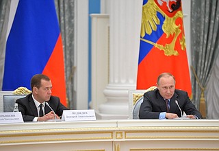 С Председателем Правительства Дмитрием Медведевым на заседании Комиссии по мониторингу достижения целевых показателей социально-экономического развития России.