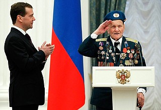 Орденом Александра Невского награждён почётный председатель Совета ветеранов 104-го гвардейского Краснознамённого десантно-штурмового полка Алексей Соколов.