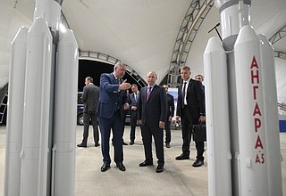 В ходе посещения космодрома Восточный. Пояснения даёт генеральный директор «Роскосмоса» Дмитрий Рогозин.