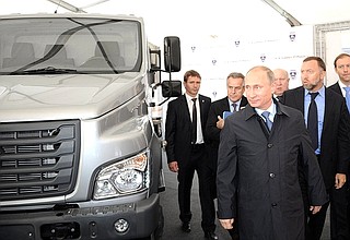 Во время осмотра новой модели среднетоннажного грузовика «ГАЗон Next».