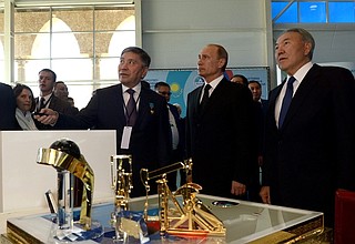 Visit to an exhibition of innovative technologies in hydrocarbon production. On the right is President of Kazakhstan Nursultan Nazarbayev.