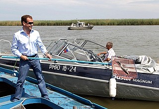 Dmitry Medvedev released several young sturgeons into the Volga while visiting the Caspian Fisheries Research Institute’s fish-breeding plant.