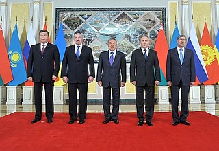 Participants in the Supreme Eurasian Economic Council’s meeting: President of Belarus Alexander Lukashenko (second from the left), President of Kazakhstan Nursultan Nazarbayev (centre), President of Russia Vladimir Putin, President of Kyrgyzstan Almazbek Atambayev (far right), and President of Ukraine Viktor Yanukovych (far left) at a group photo session.