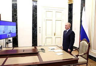 В ходе церемонии поднятия российского флага на рыбопромысловых судах «Капитан Вдовиченко», «Капитан Соколов» и «Гандвик-1» (в режиме видеоконференции).