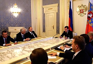 Совещание с членами Правительства и руководителями палат Федерального Собрания о бюджетной политике в 2011–2013 годах.