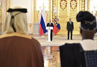 На церемонии вручения верительных грамот Президенту России.