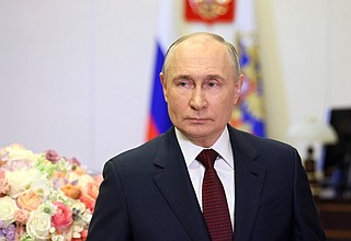 Владимир Путин поздравил российских женщин с 8 марта.
