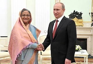 С Премьер-министром Бангладеш Шейх Хасиной.