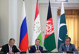 Во время встречи с президентами Афганистана, Пакистана и Таджикистана. На фото слева Министр иностранных дел России Сергей Лавров, справа — помощник Президента Сергей Приходько.