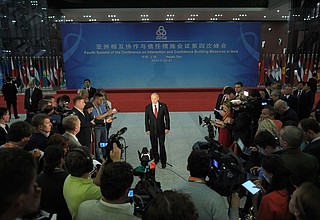 По итогам официального визита в Китай Владимир Путин ответил на вопросы журналистов.