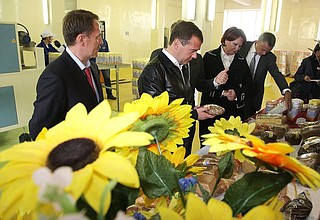 At Voronezhsky Flour Mill. With Governor of Voronezh Region Alexei Gordeyev (left), board chairman of the Russian Food Company Inc. Valery Cheshinsky, Minister of Agriculture Yelena Skrynnik, and Presidential Aide Alexander Abramov.