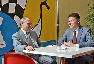 На всероссийском шахматном турнире среди школьных команд «Белая ладья». С президентом Международной шахматной федерации Кирсаном Илюмжиновым.