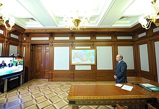 В режиме телемоста Владимир Путин обратился с приветствием к участникам восьмого заседания форума по налоговому администрированию ОЭСР.