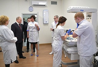 Президент осмотрел учебно-симуляционный центр Коломенского перинатального центра. Пояснения даёт главный врач центра Наталья Алимова.