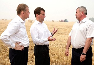 With President of the Republic of Mari El Leonid Markelov and director of the Shoibulaksky livestock breeding farm Magomed Tsimpayev (right) in Maly Shaplak village.
