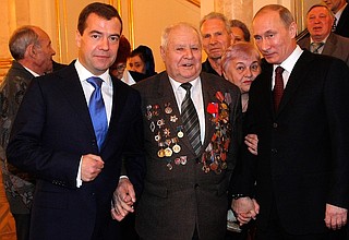 С Председателем Правительства России Владимиром Путиным перед началом встречи с пенсионерами и ветеранами.