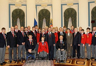 С чемпионами и призёрами Паралимпийских игр в Ванкувере и тренерами российской паралимпийской сборной.
