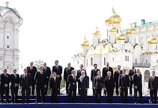 Совместное фотографирование глав иностранных государств, правительств, международных организаций и почётных гостей на Соборной площади.