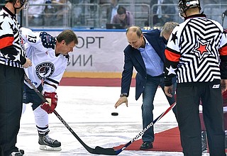 Владимир Путин провёл символическое вбрасывание шайбы, обозначившее начало гала-матча на Всероссийском фестивале по хоккею среди любительских команд.