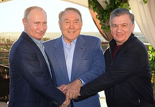 С Президентом Казахстана Нурсултаном Назарбаевым и Президентом Узбекистана Шавкатом Мирзиёевым.