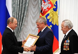 Representatives of Staraya Russa receiving the certificate conferring the City of Military Glory title.