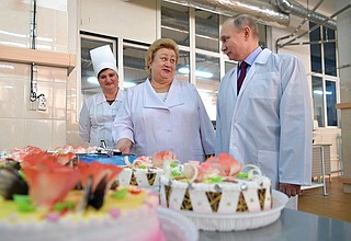 Во время посещения Самарского булочно-кондитерского комбината. С генеральным директором предприятия Лидией Ерошиной.
