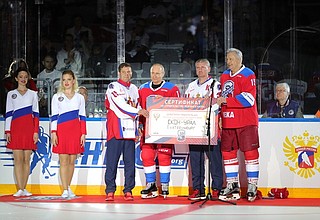 Владимир Путин и Александр Якушев вручили приз екатеринбургской команде «Скон-Урал», победившей в Ночной хоккейной лиге в дивизионе «Любитель 40+».