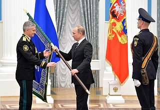 Владимир Путин вручает знамя Федеральной службы судебных приставов директору ведомства – главному судебному приставу Российской Федерации Артуру Парфенчикову.