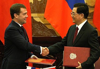 С Председателем КНР Ху Цзиньтао после подписания совместных документов.