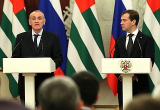 С Президентом Республики Абхазия Александром Анквабом. Пресс-конференция по итогам российско-абхазских переговоров.