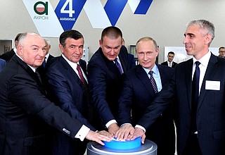 Launching a new project Ammonia-4. From left: Chairman of the Acron Coordinating Council Vyacheslav Kantor, Chairman of the Acron Managing Board Vladimir Kunitsky, Chairman of the Acron Board of Directors Alexander Popov and head of the construction project Andrei Kolosovsky.