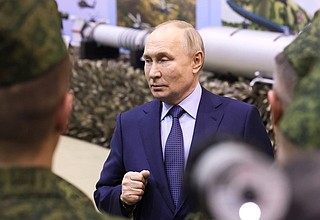 Владимир Путин пообщался с военными лётчиками, проходящими подготовку в 344-м центре боевого применения и переучивания лётного состава Минобороны РФ.