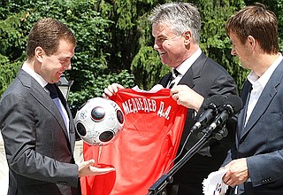 С главным тренером сборной России по футболу Гусом Хиддинком и капитаном команды Сергеем Семаком.