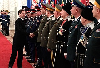 На церемонии вручения знамён войсковым казачьим обществам.